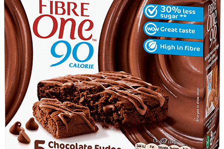 A box of 5 Fibre One 90 Calorie chocolate fudge brownies.